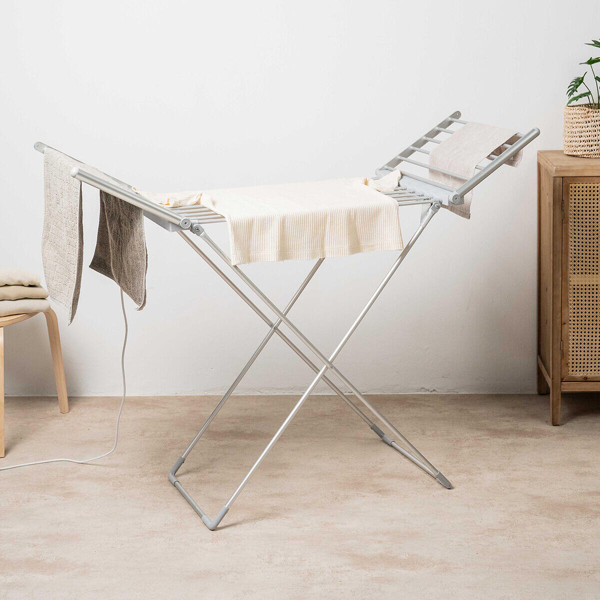 Tendedero Eléctrico Plegable con Alas, Pantalla Táctil, Temporizador y Control de Temperatura Warmmat InnovaGoods 230 W 20 Barra